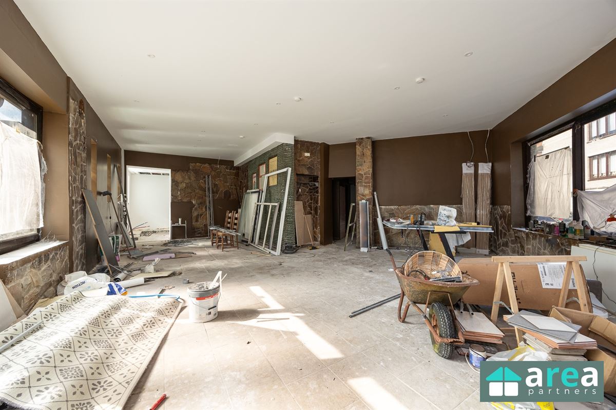 Ruime, te renoveren handelspand met garage!