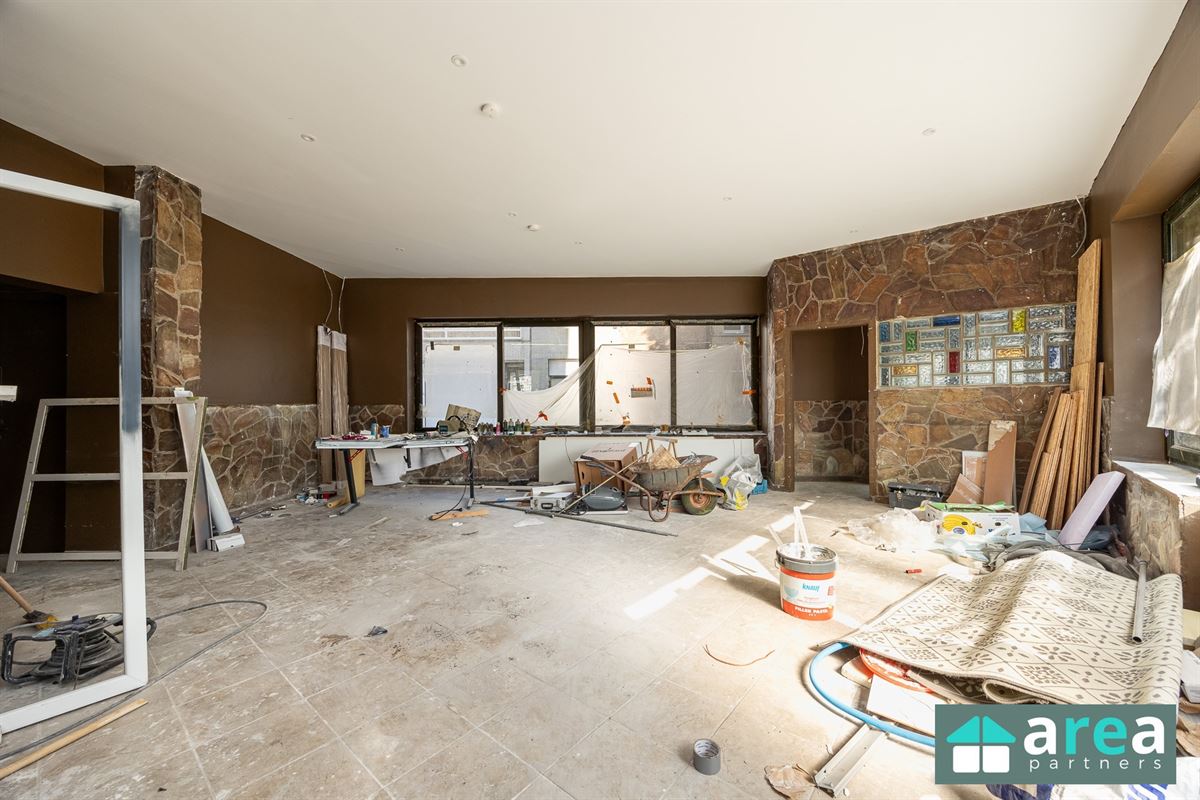 Ruime, te renoveren handelspand met garage!