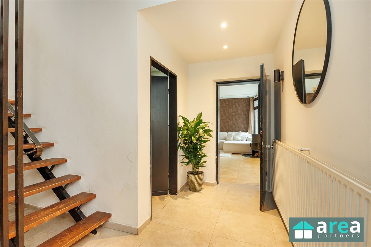 Instapklare woning met 5 slpk en zwembad!