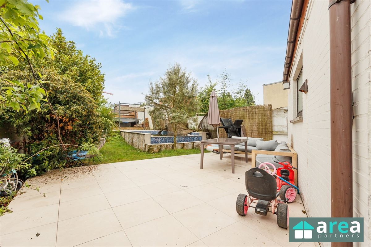 Instapklare woning met 5 slpk en zwembad!