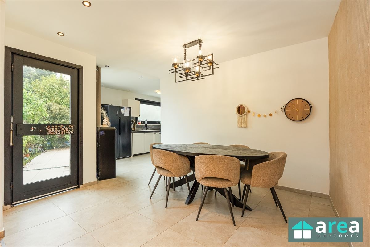 Instapklare woning met 5 slpk en zwembad!