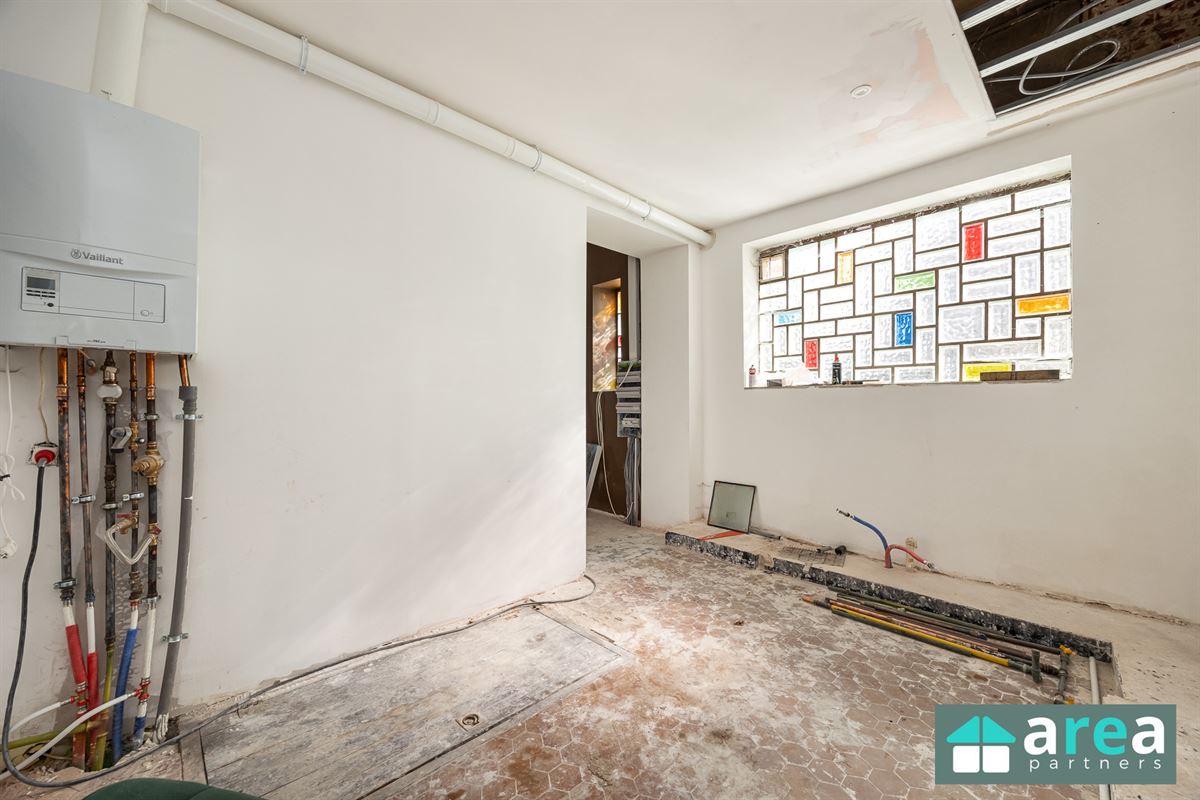 Ruime, te renoveren handelspand met garage!