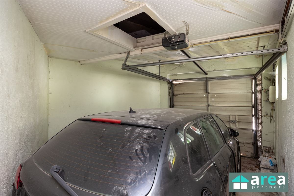 Ruime, te renoveren handelspand met garage!