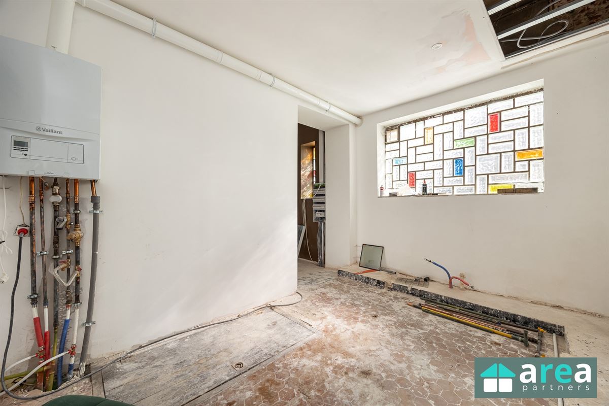 Ruime, te renoveren handelspand met garage!