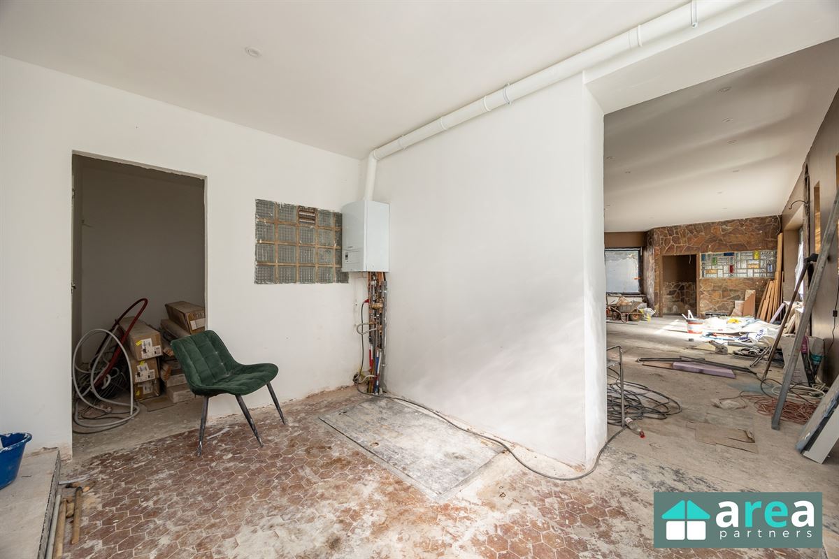 Ruime, te renoveren handelspand met garage!