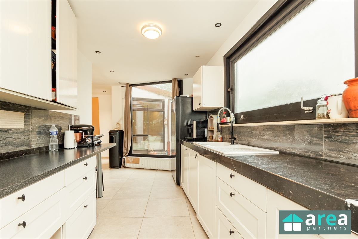 Instapklare woning met 5 slpk en zwembad!