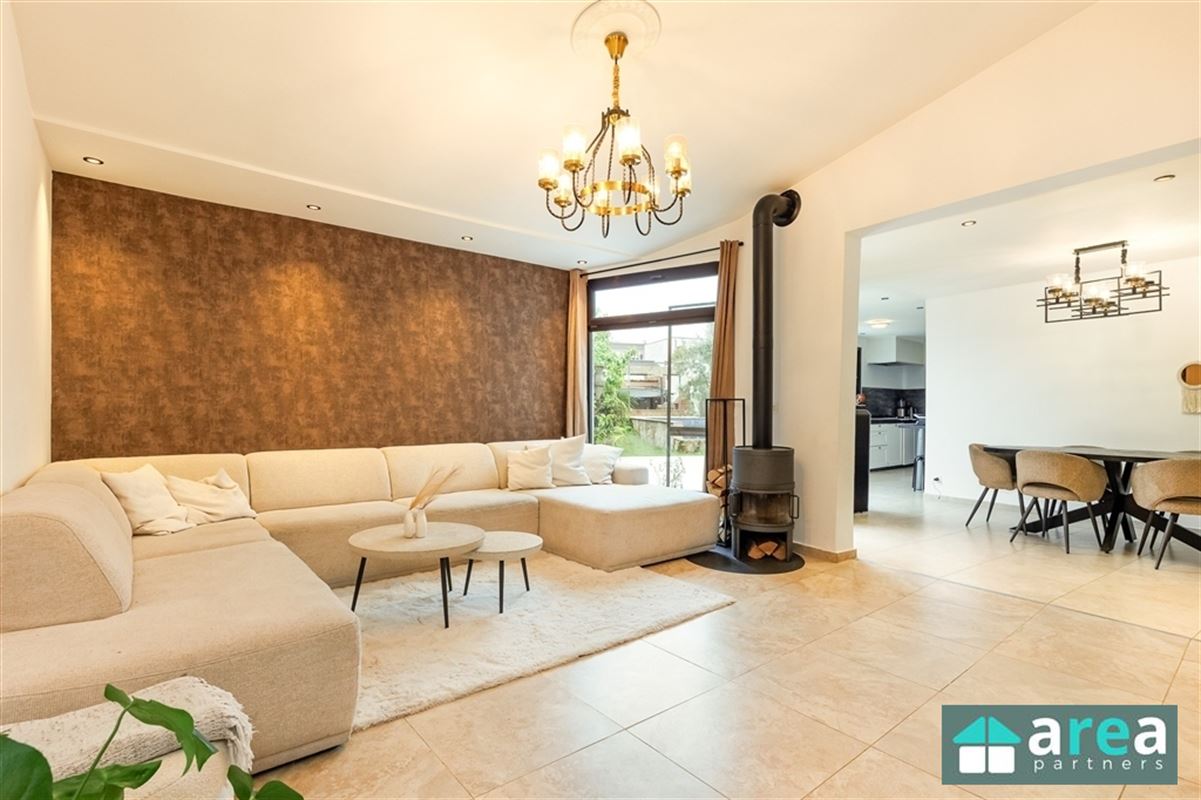 Instapklare woning met 5 slpk en zwembad!