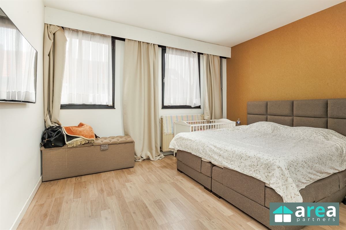 Instapklare woning met 5 slpk en zwembad!