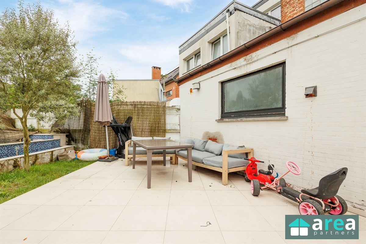 Instapklare woning met 5 slpk en zwembad!
