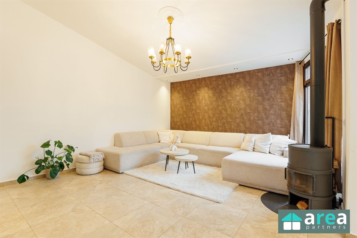 Instapklare woning met 5 slpk en zwembad!