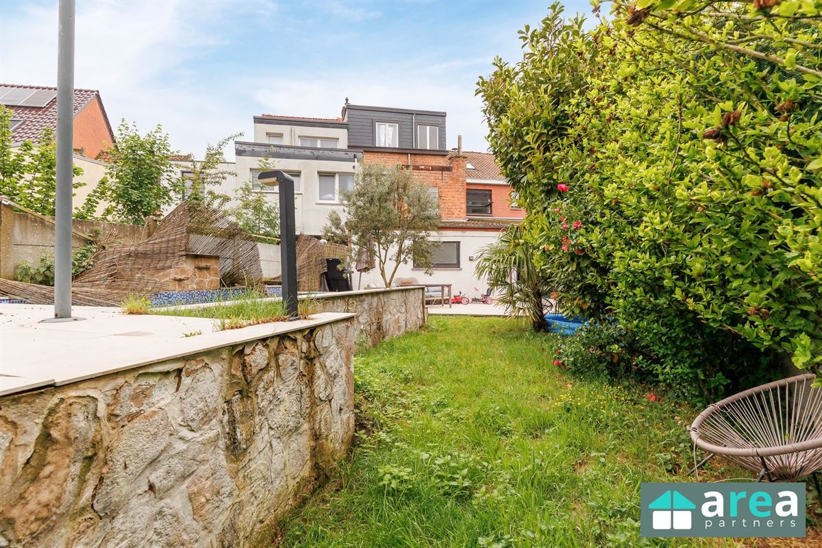 Instapklare woning met 5 slpk en zwembad!