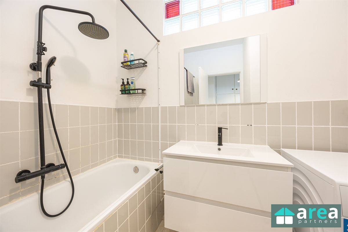 Lichtrijk appartement met 2slpk., terras én autostaanplaats!