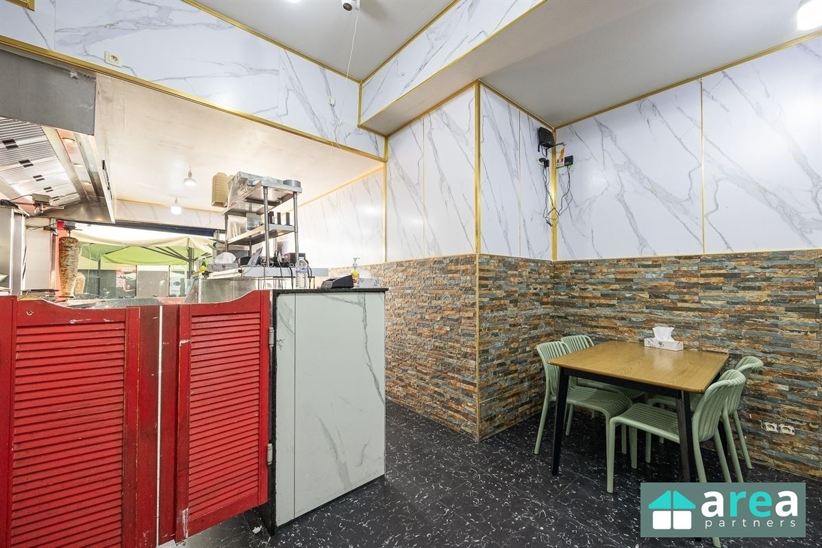 Opbrengsteigendom met handelszaak en 6 studio's in stadsbuurt!