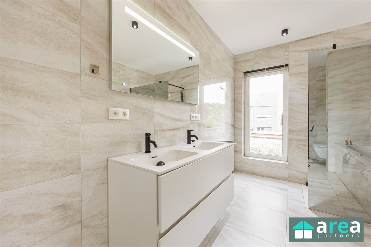 Instapklare nieuwbouwwoning op toplocatie!