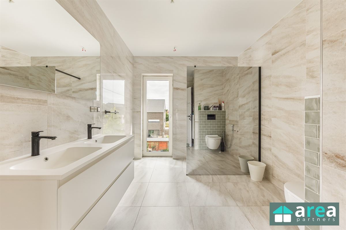 Instapklare nieuwbouwwoning op toplocatie!