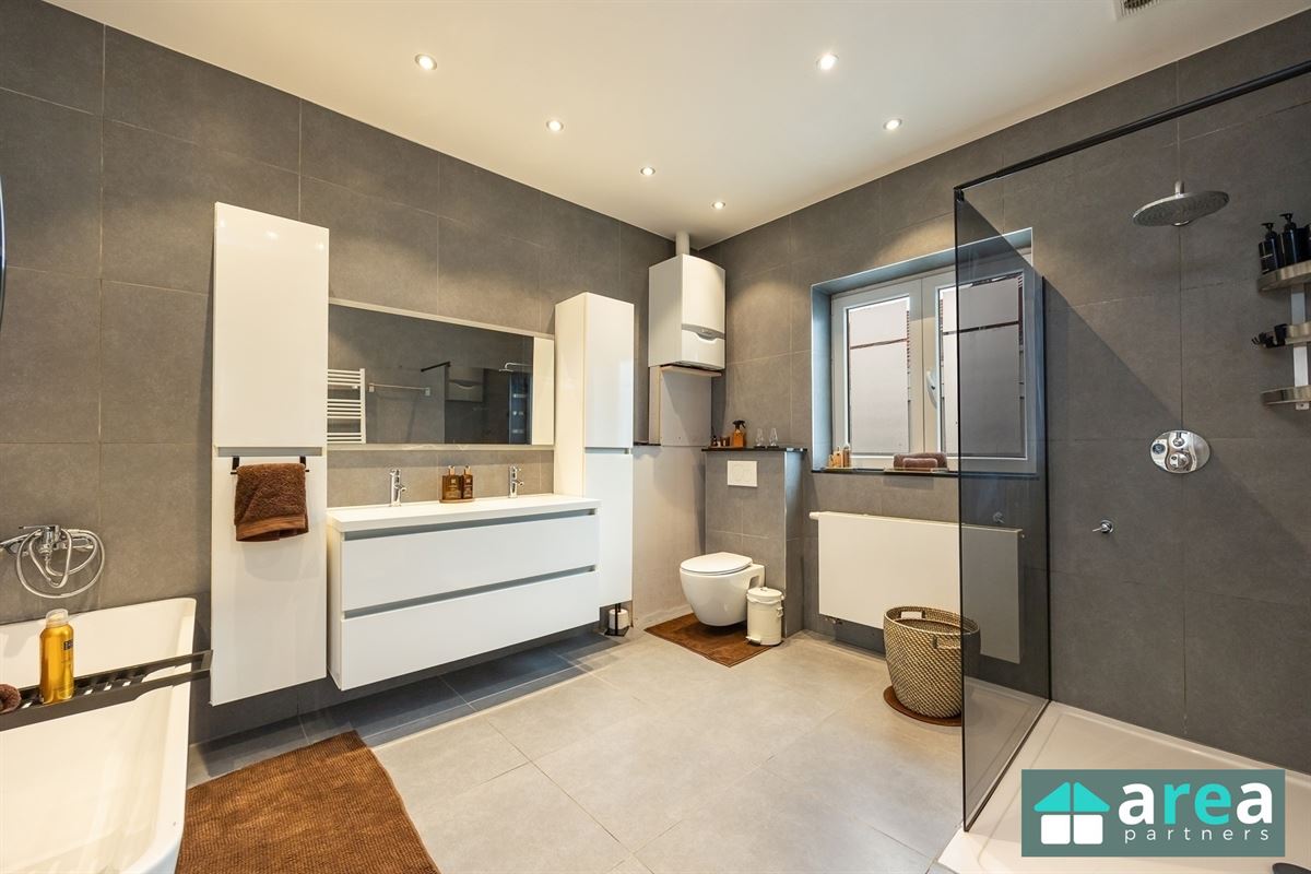 Energiezuinige en instapklare woning met 3 slpk en koer!