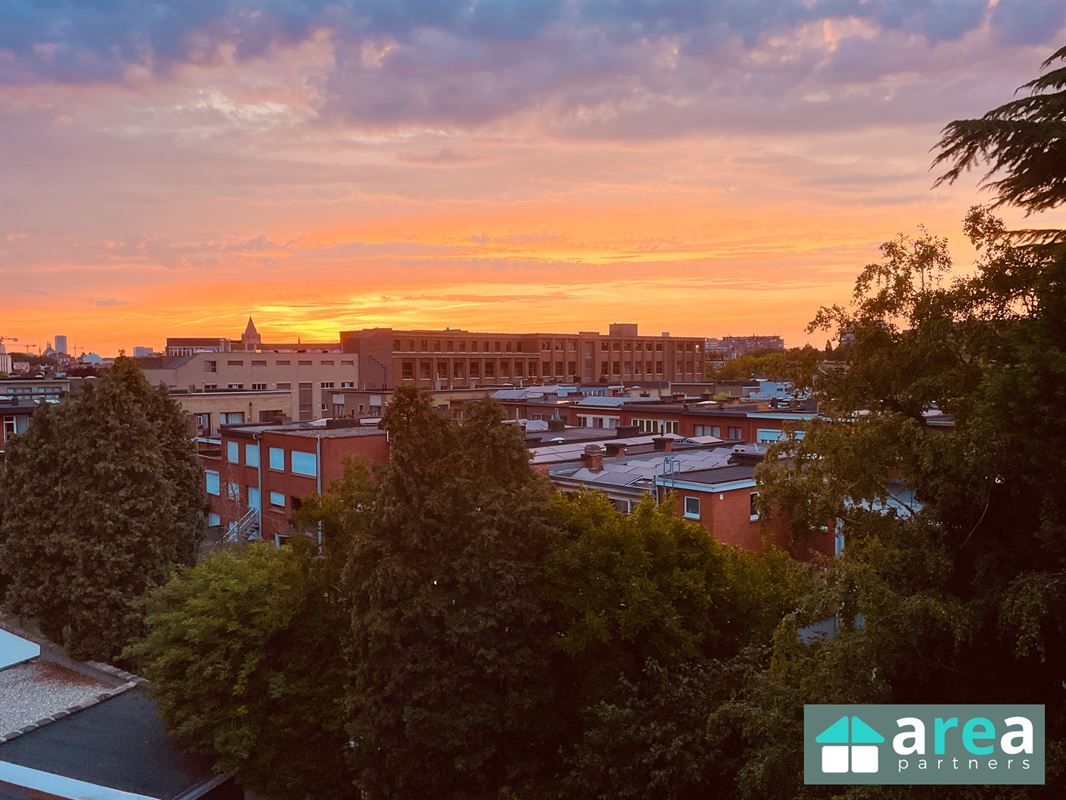 Instapklaar appartement met 2 slpk. én terras op toplocatie!