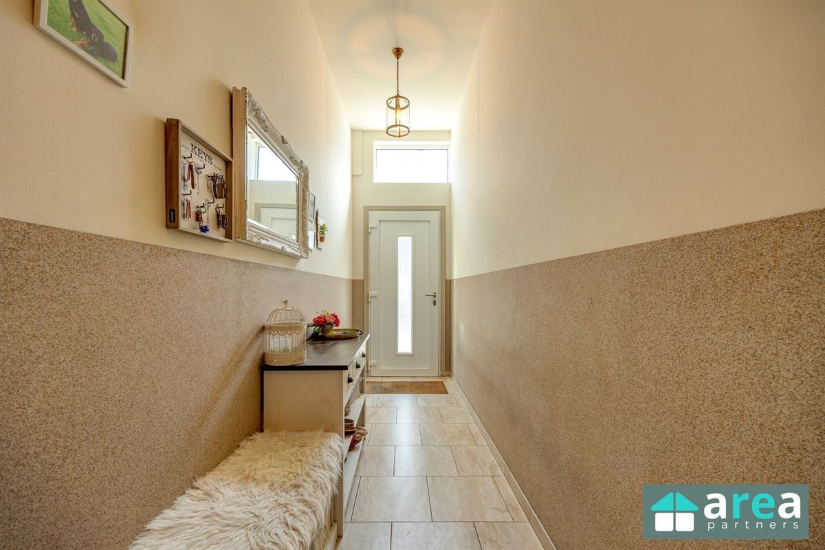 Instapklare ruime woning met 4 slaapkamers, garage en magazijn in Boho!