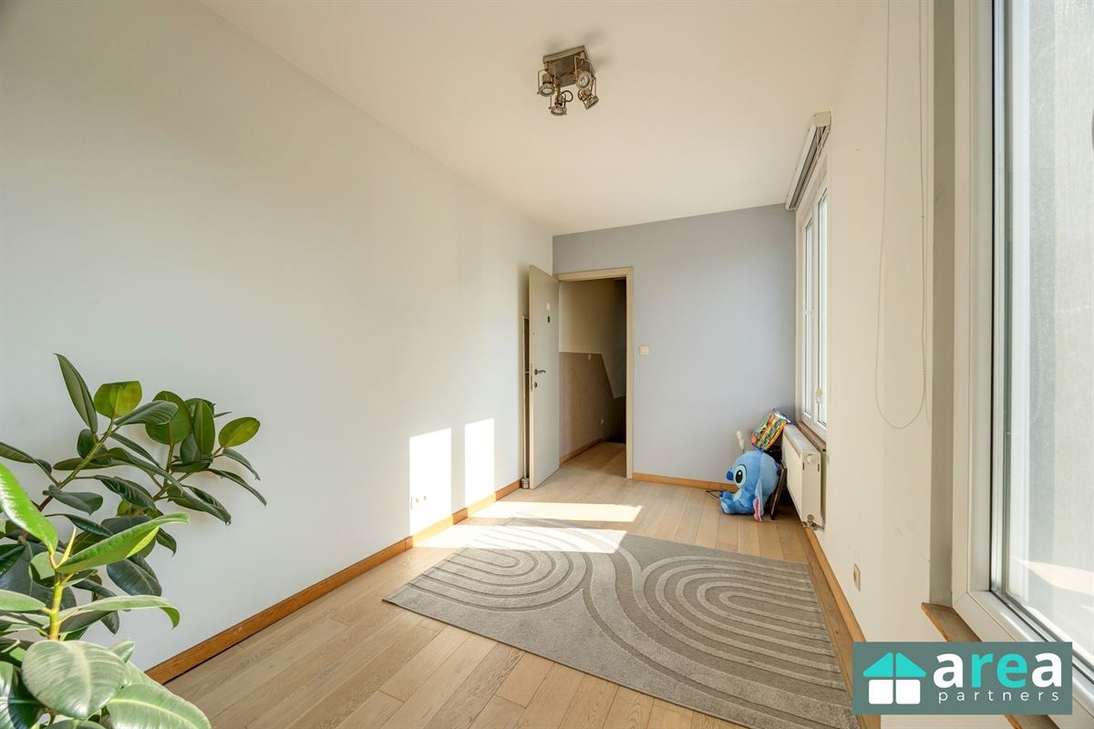 Instapklare ruime woning met 4 slaapkamers, garage en magazijn in Boho!