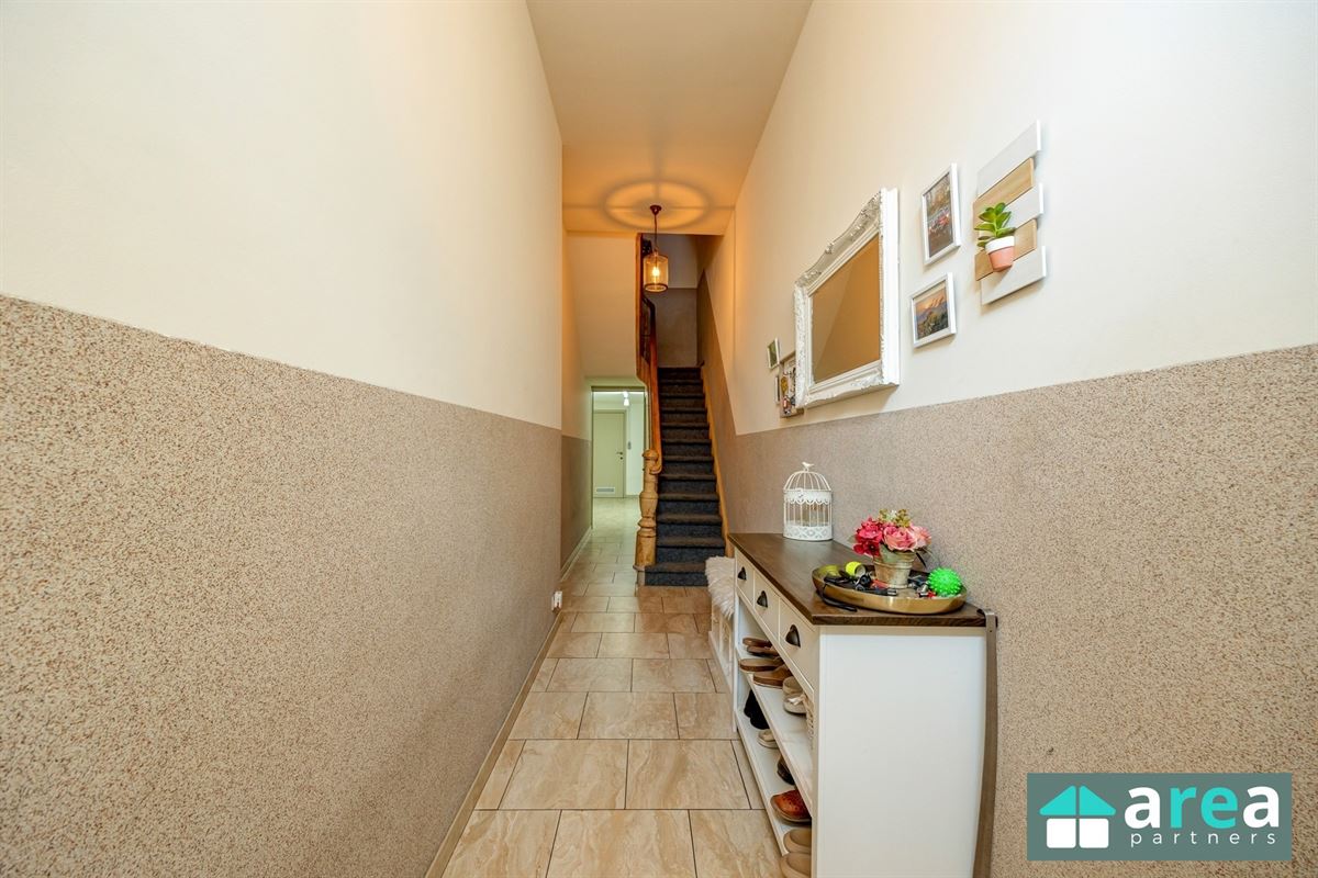 Instapklare ruime woning met 4 slaapkamers, garage en magazijn in Boho!