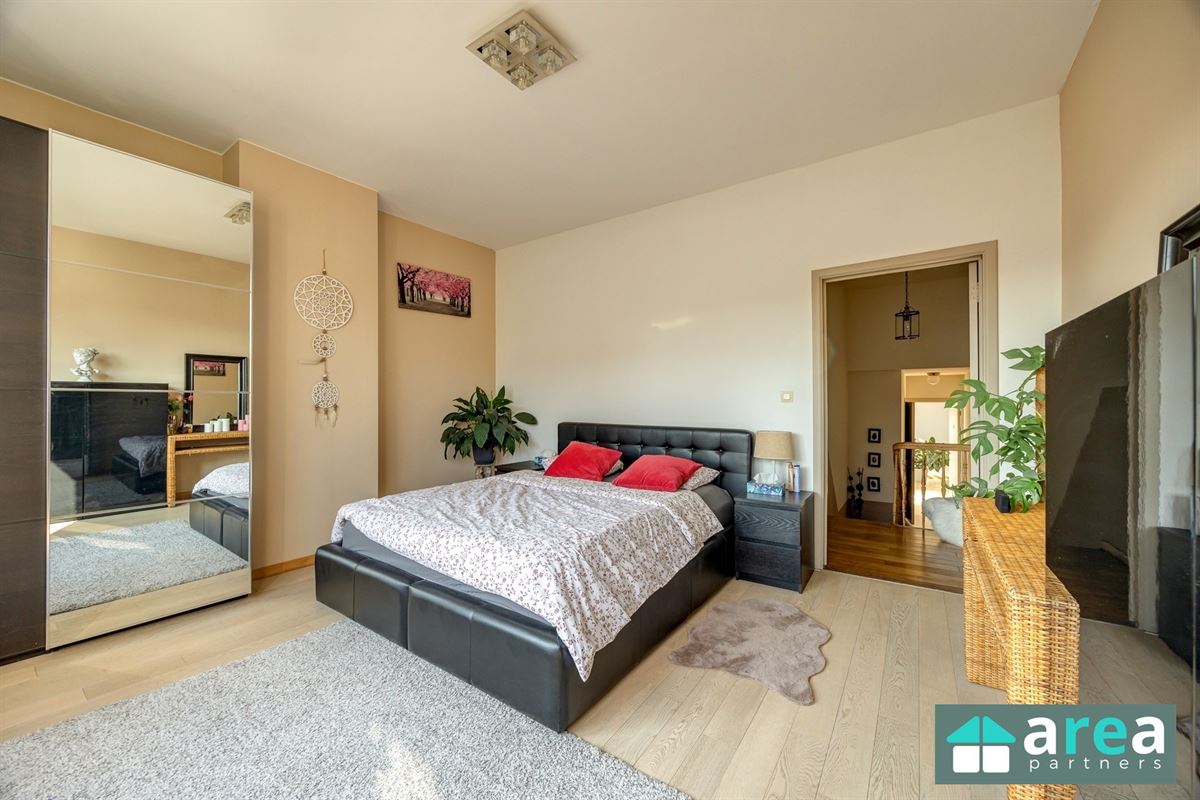 Instapklare ruime woning met 4 slaapkamers, garage en magazijn in Boho!