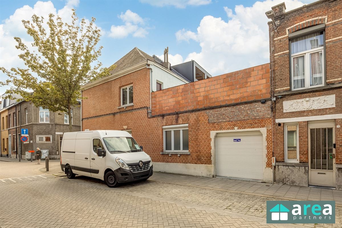 Ruime hoekwoning met twee tot drie slaapkamers en garage