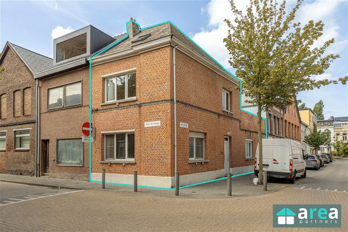 Ruime hoekwoning met twee tot drie slaapkamers en garage