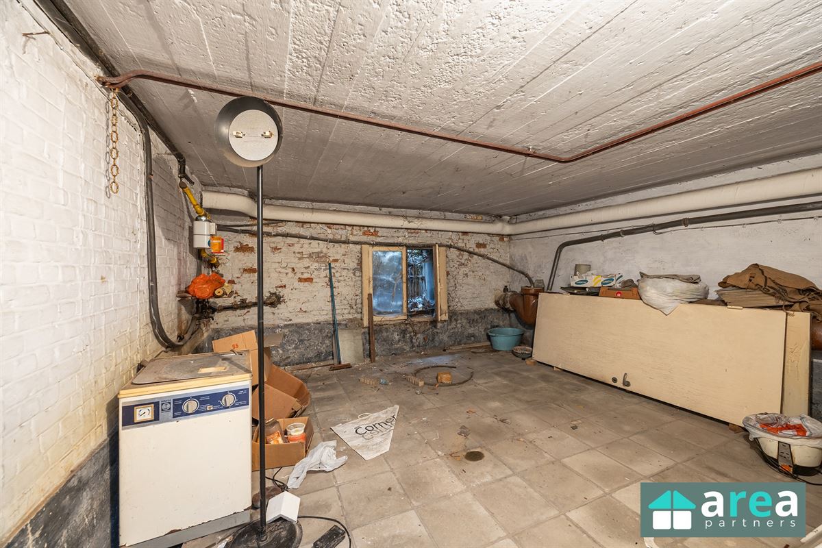 Ruime woning met zes slaapkamers en grote tuin!