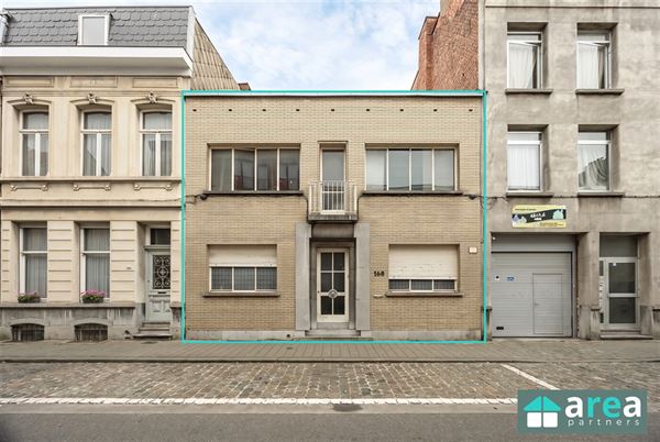 Ruime woning met zes slaapkamers en grote tuin!