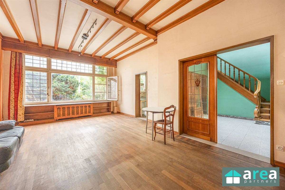 Ruime woning met zes slaapkamers en grote tuin!