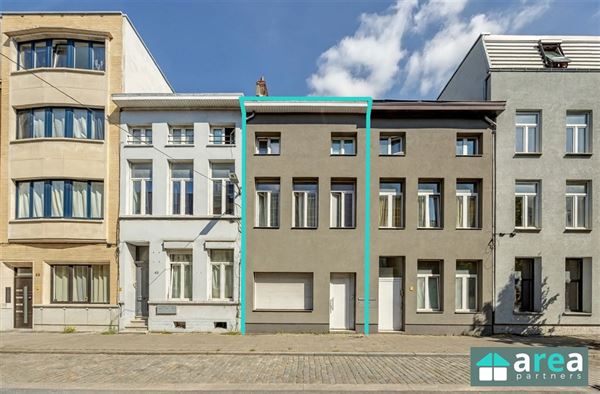 Opbrengsthuis bestaande uit 3 units met aparte slpk!