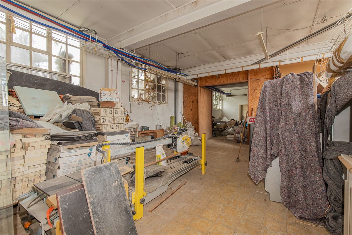 Ruime woning met atelier of opslag.