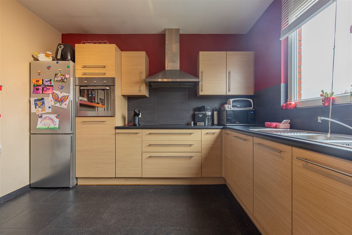 Ruime woning met atelier of opslag.