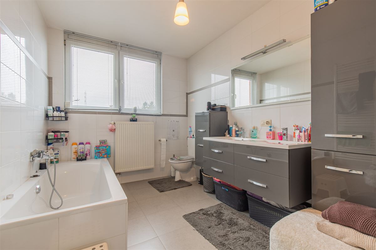 Ruime woning met atelier of opslag.