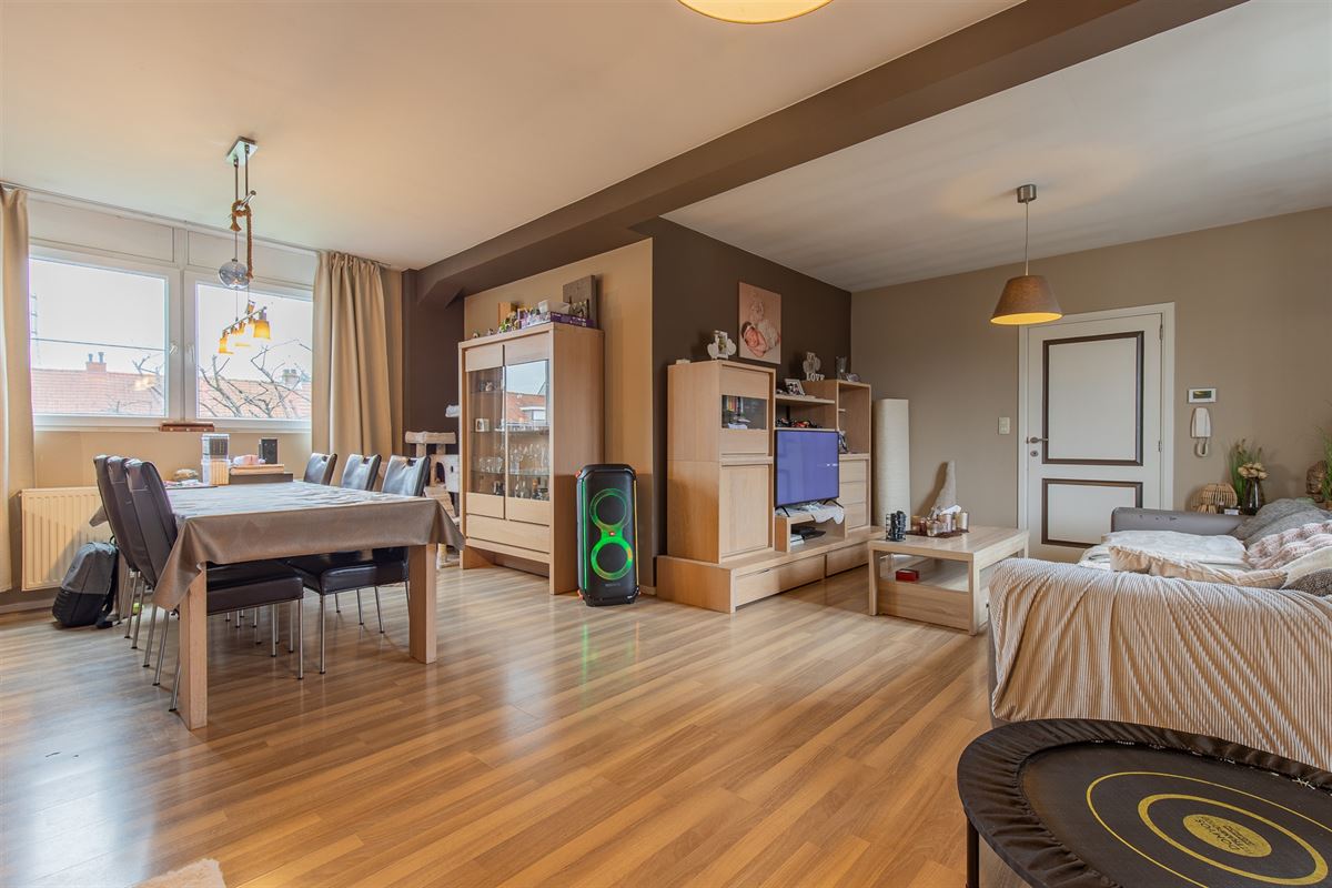 Ruime woning met atelier of opslag.