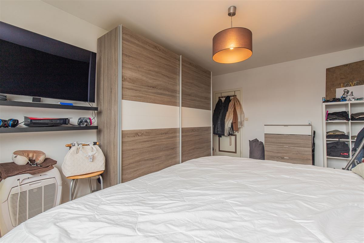 Ruime woning met atelier of opslag.