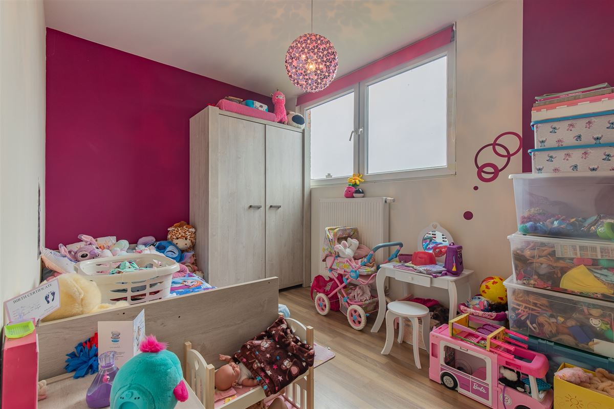 Ruime woning met atelier of opslag.