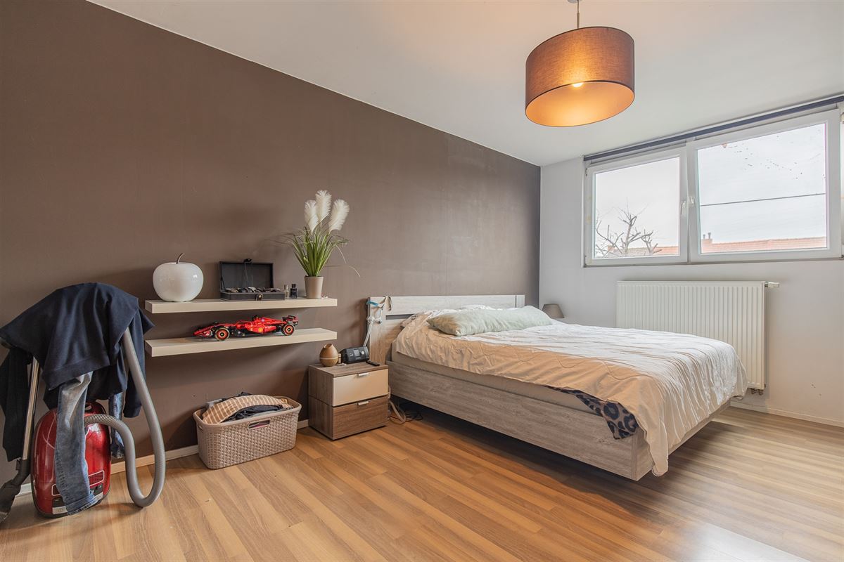 Ruime woning met atelier of opslag.