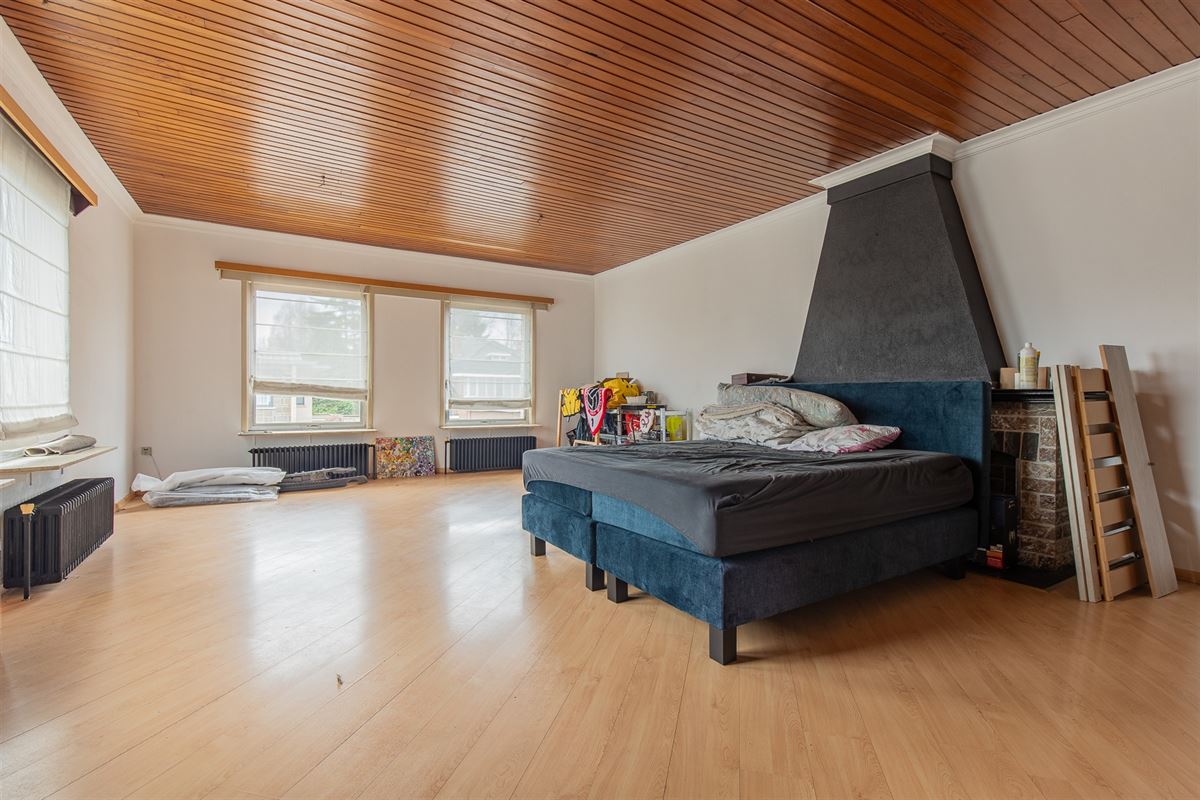 Ruime woning met atelier of opslag.