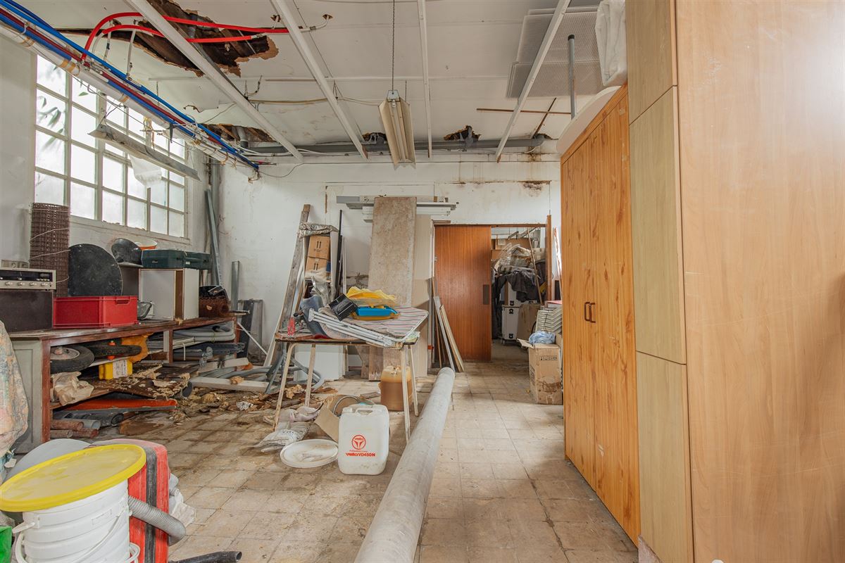 Ruime woning met atelier of opslag.