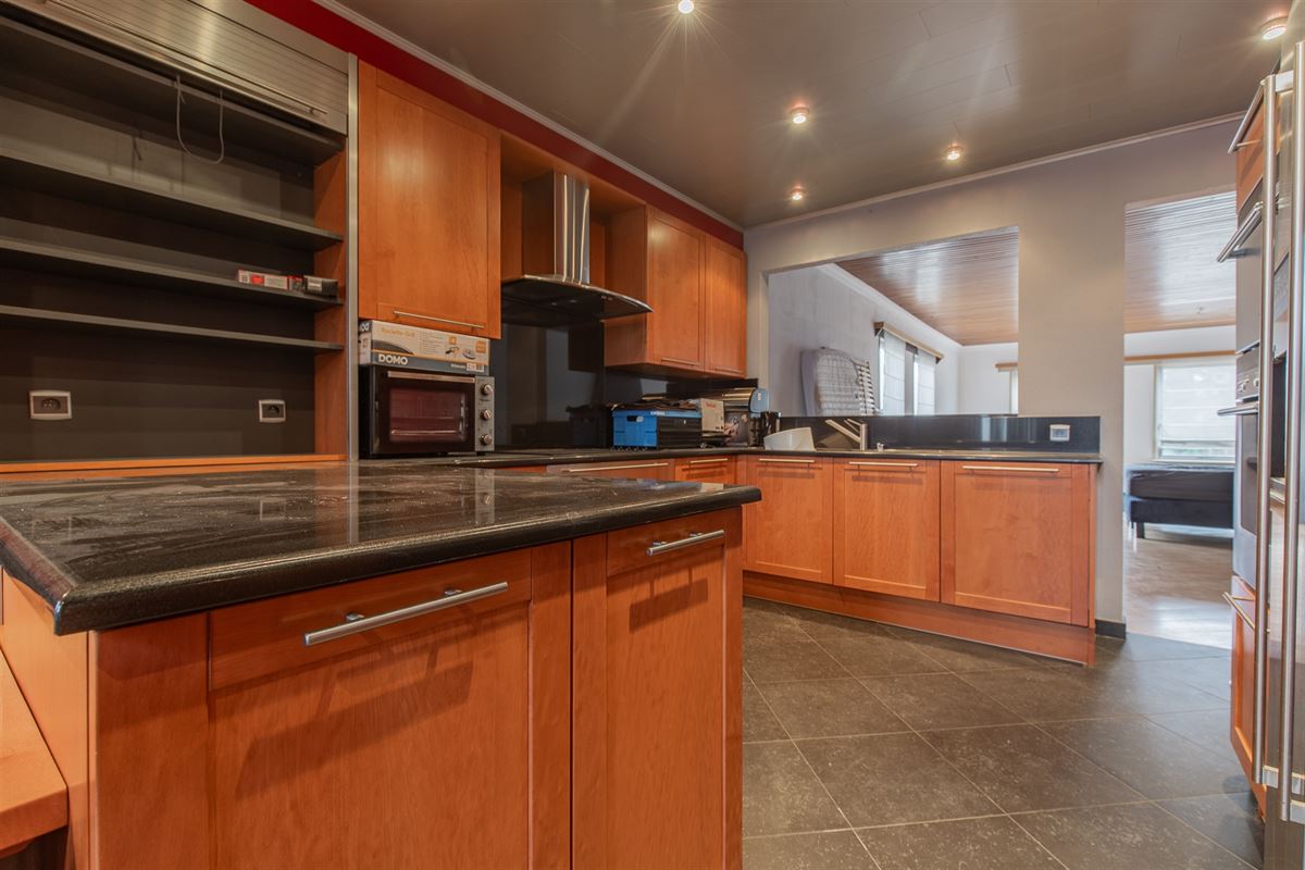 Ruime woning met atelier of opslag.