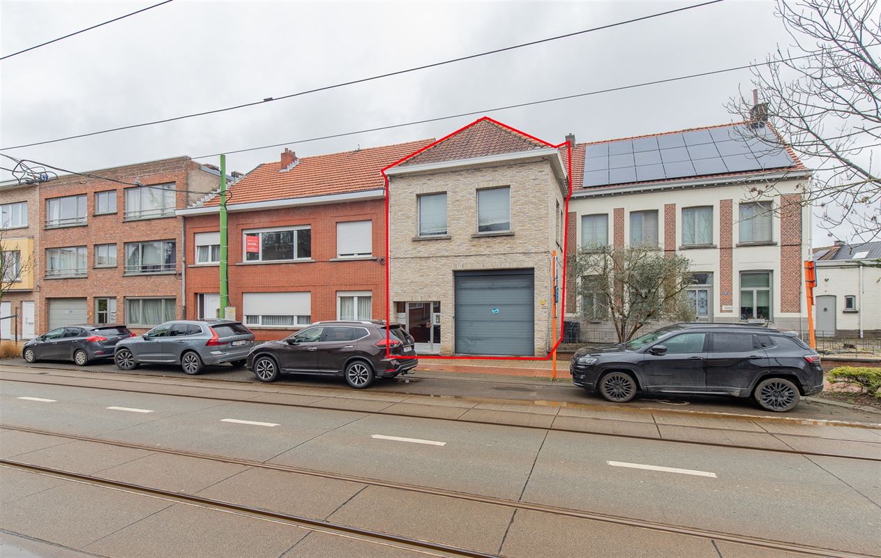 Ruime woning met atelier of opslag.