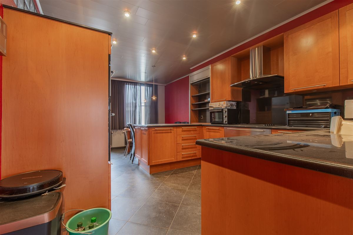 Ruime woning met atelier of opslag.