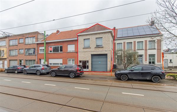 Ruime woning met atelier of opslag.
