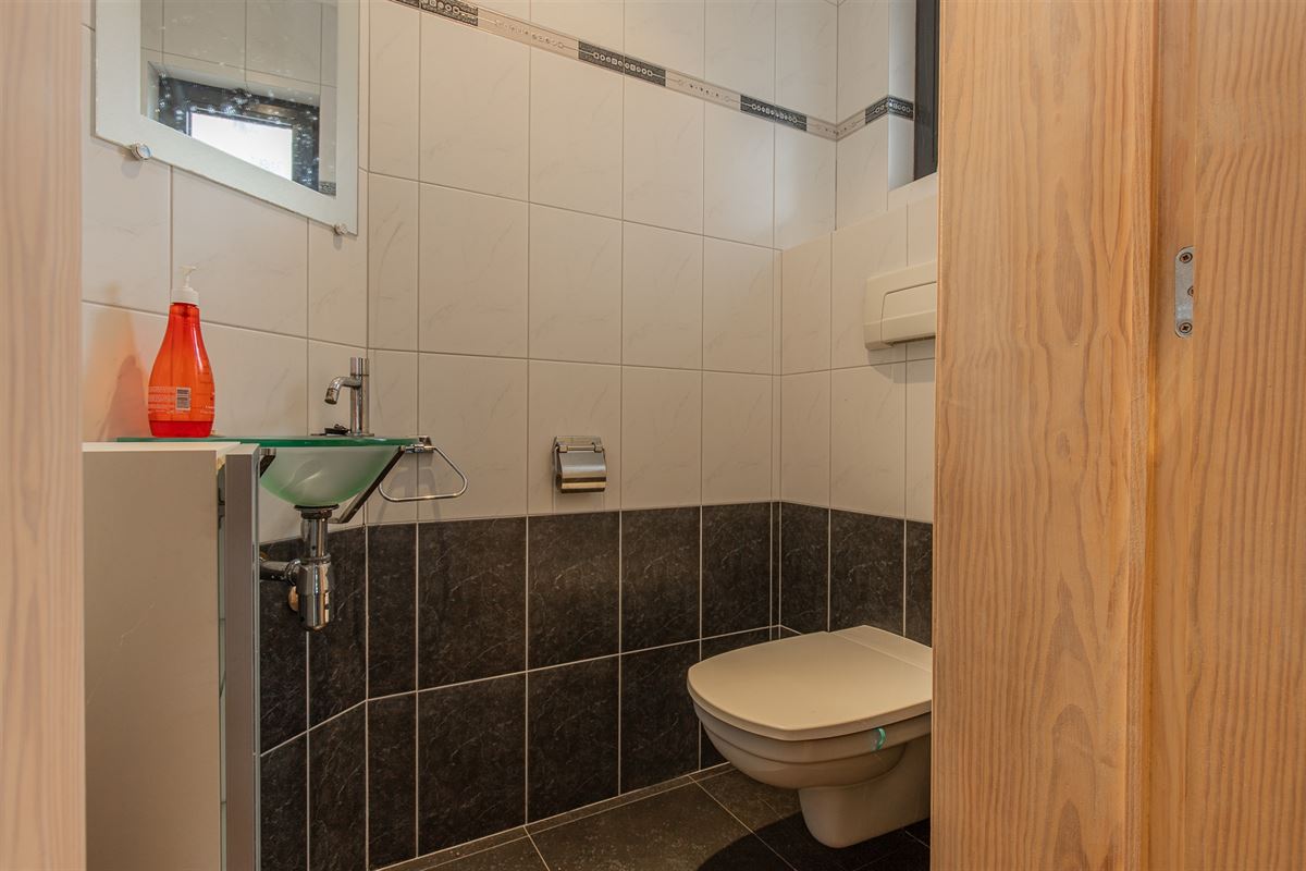 Ruime woning met atelier of opslag.