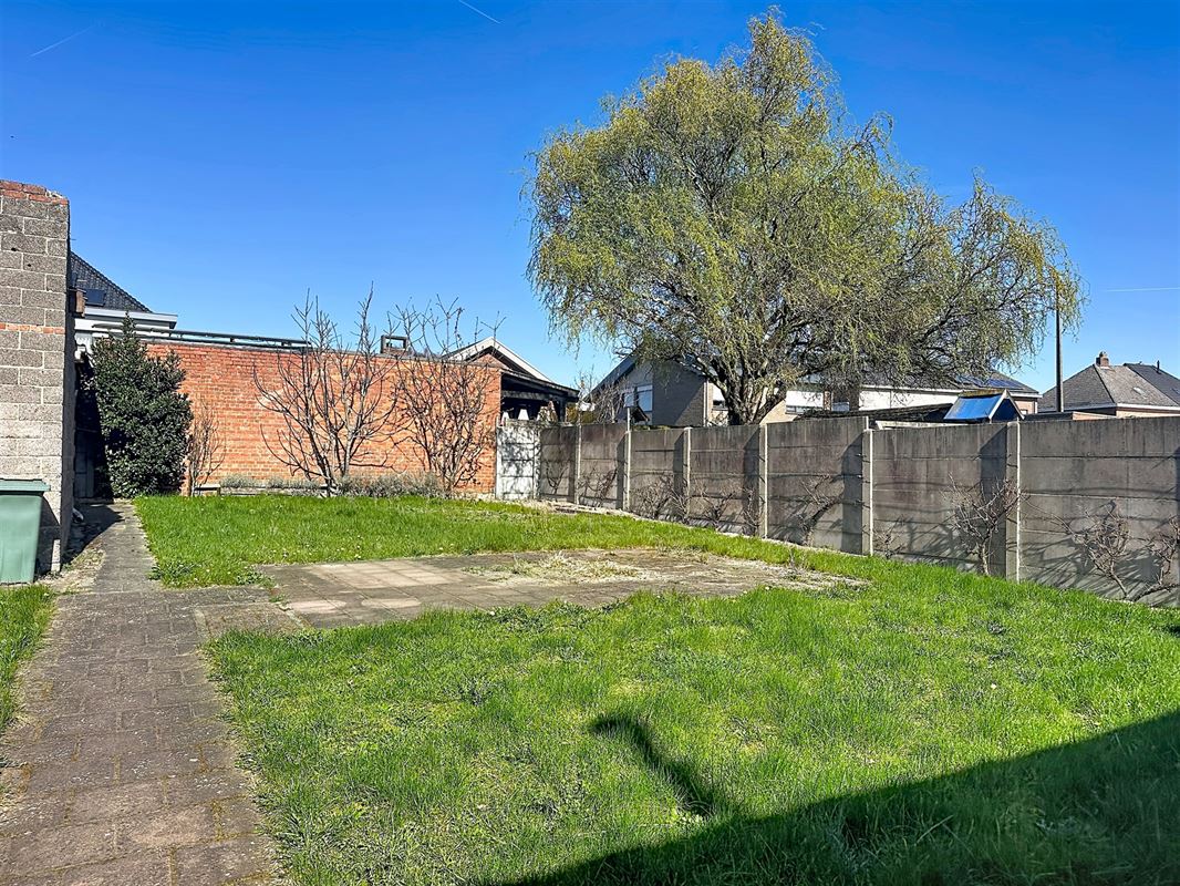 Karaktervolle ruime woning met werkplaats.