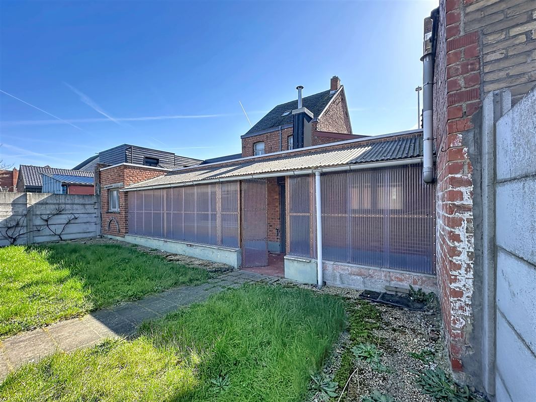 Karaktervolle ruime woning met werkplaats.