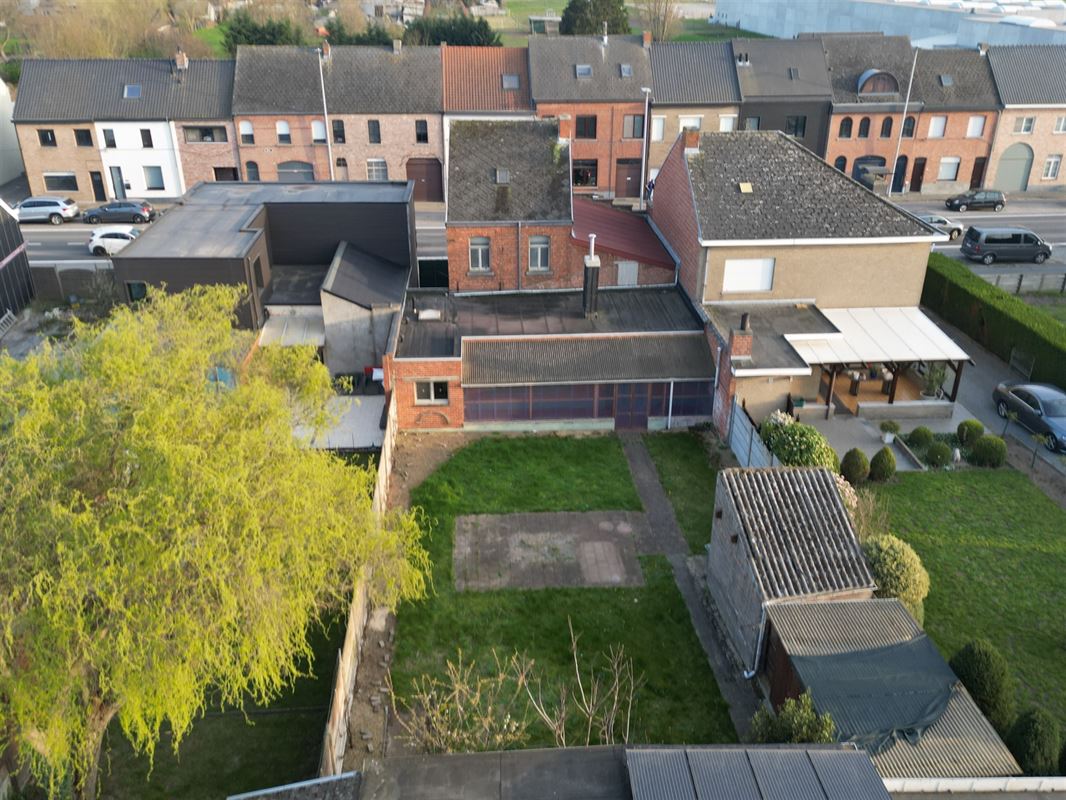 Karaktervolle ruime woning met werkplaats.