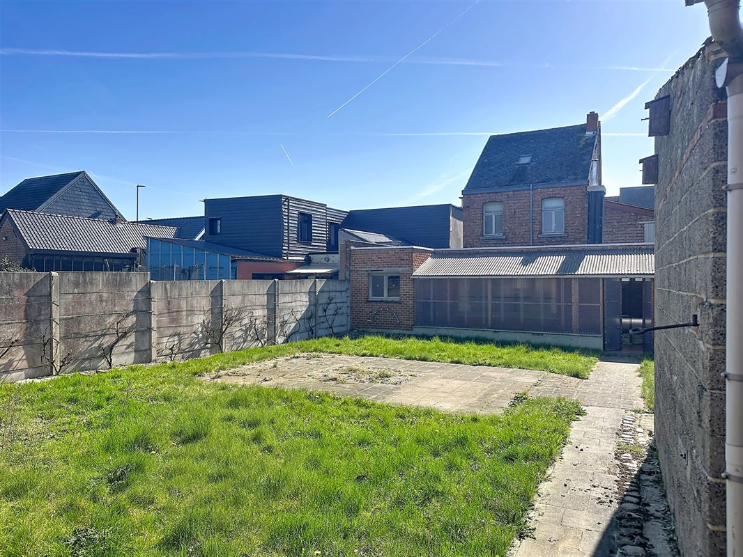 Karaktervolle ruime woning met werkplaats.