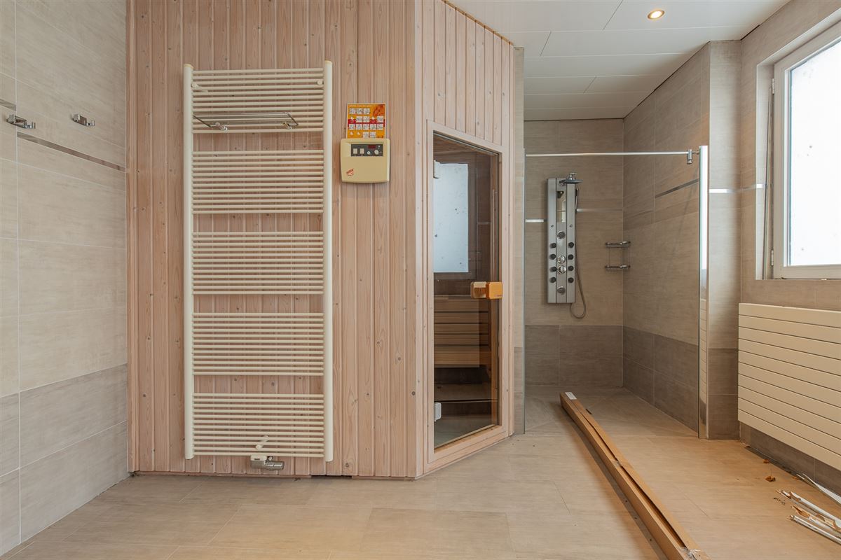Ruime woning met atelier of opslag.